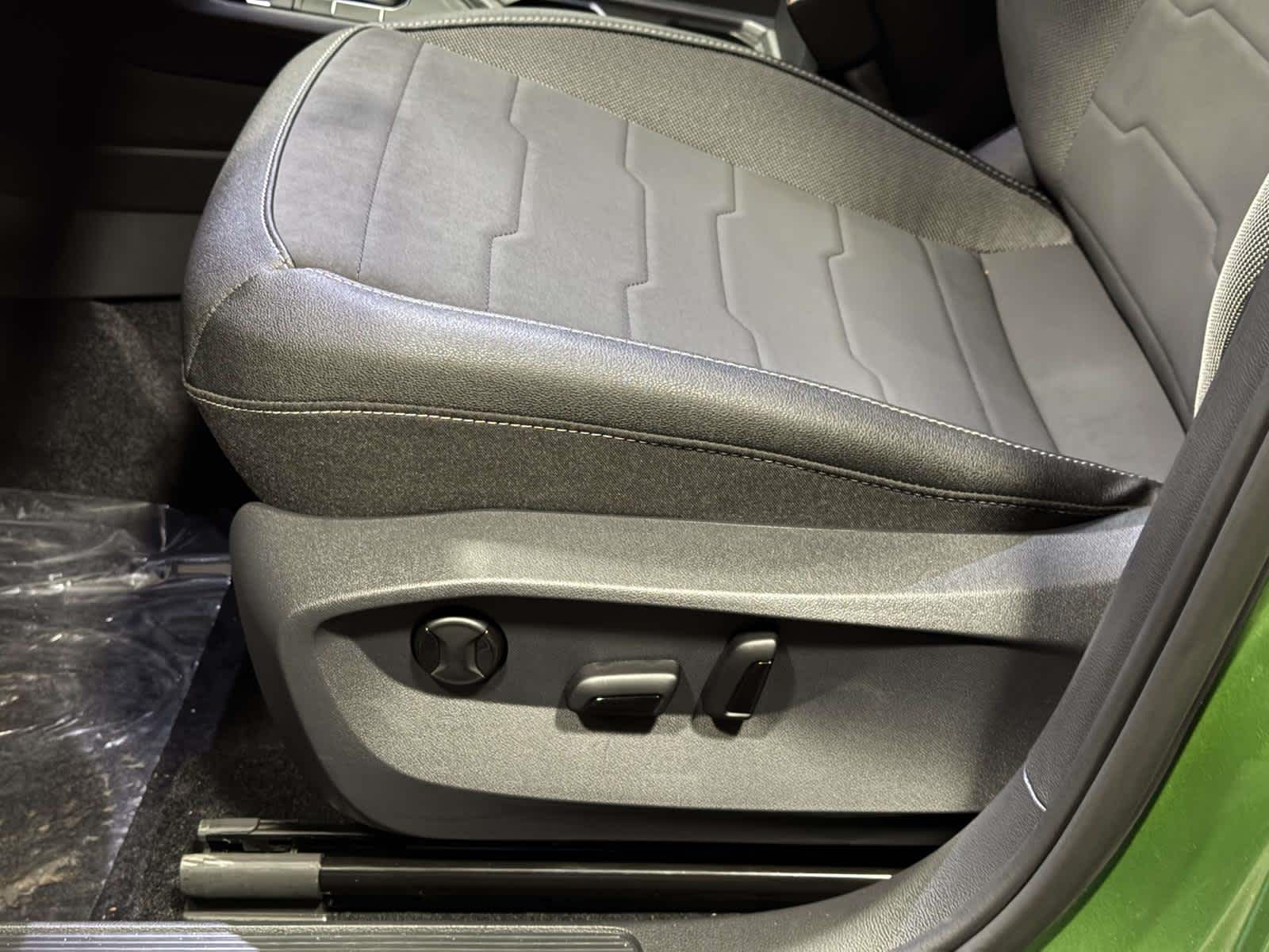 2026 Volkswagen Taos SE Black