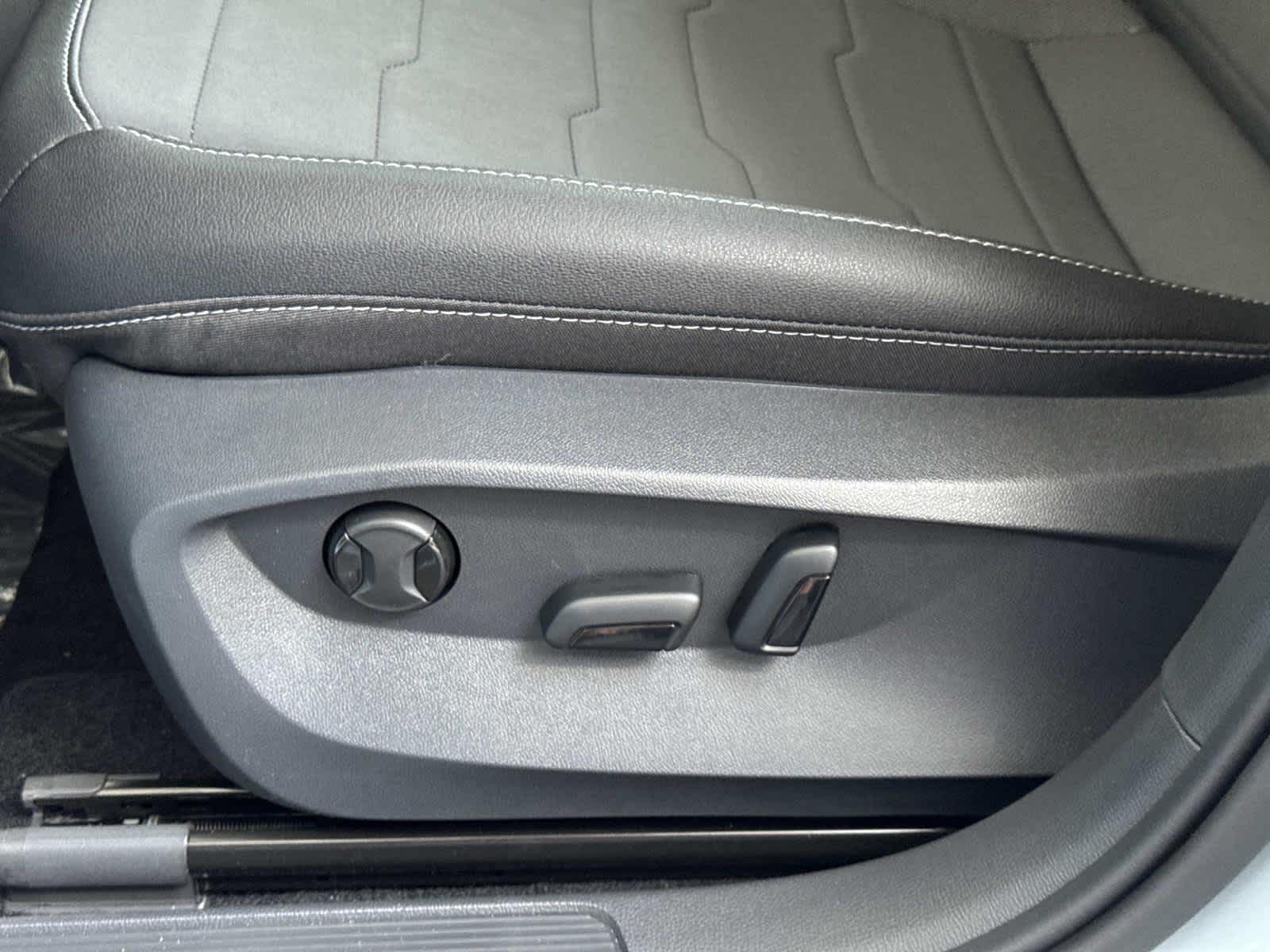 2026 Volkswagen Taos SE Black