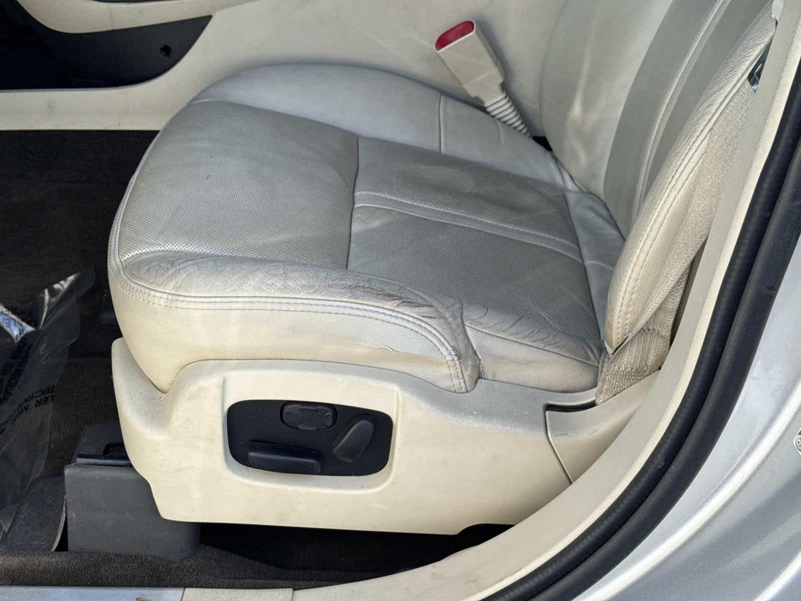 2014 Lincoln MKT Base