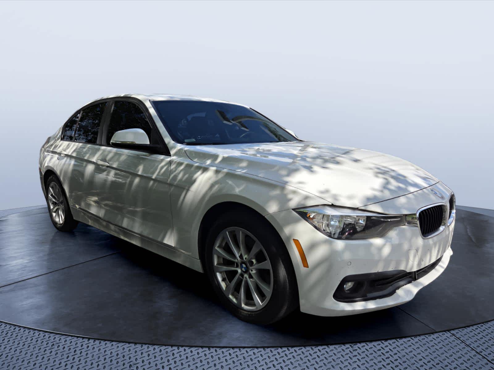 2017 BMW 3 Series 320i Sedan's photo