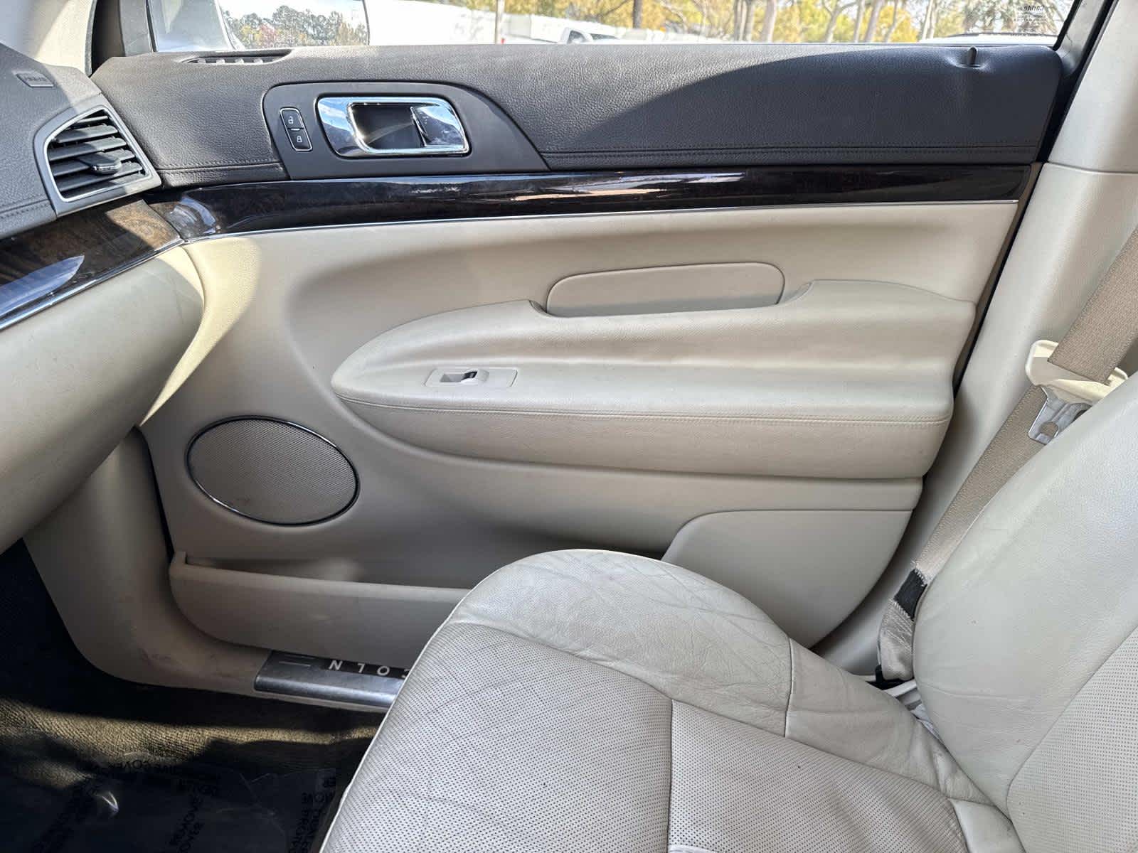 2014 Lincoln MKT Base