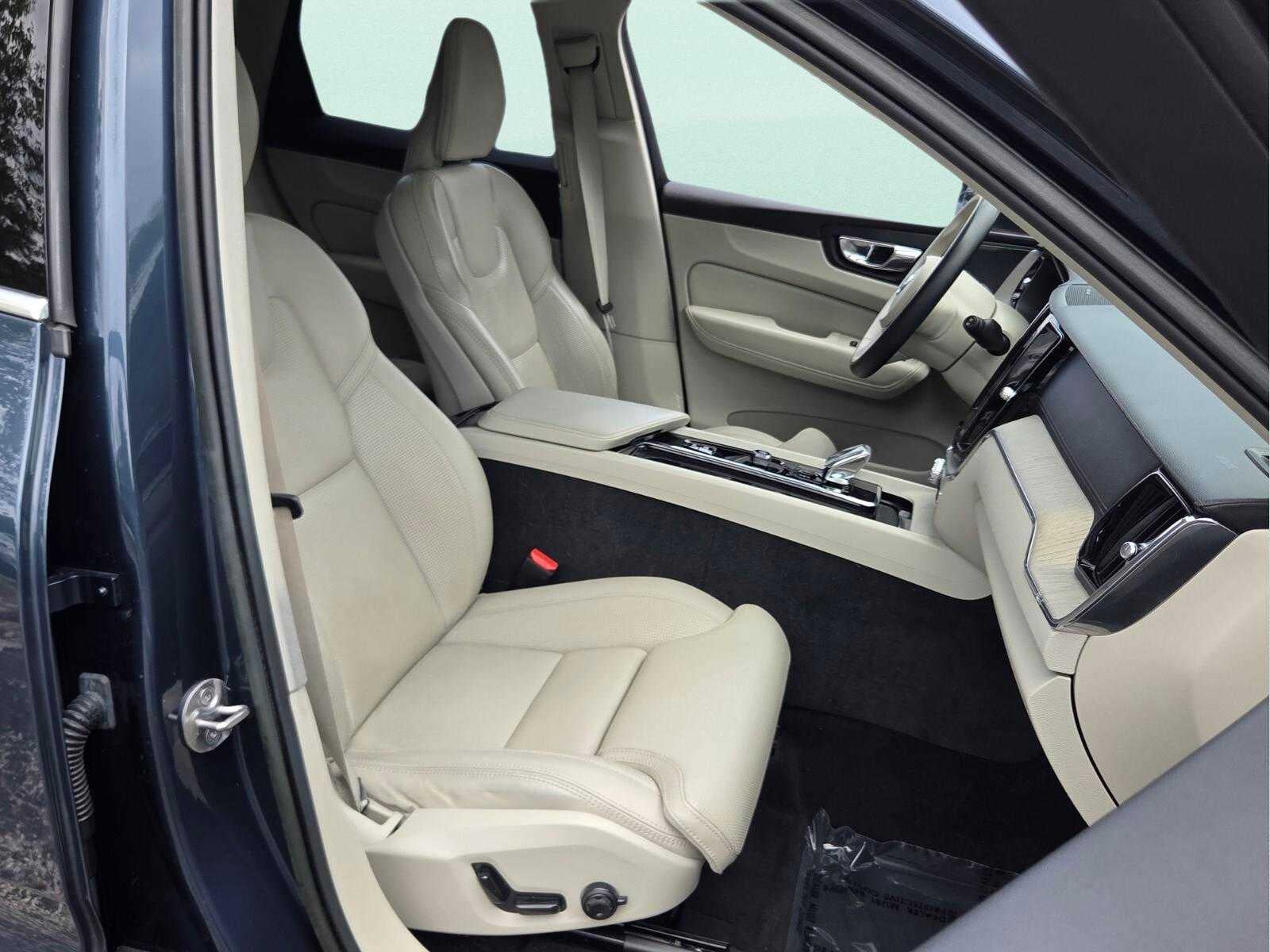 2023 Volvo XC60 Ultimate Bright Theme