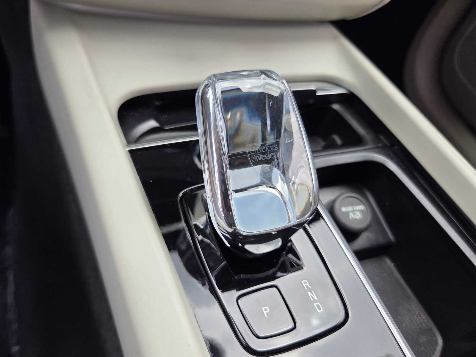 2023 Volvo XC60 Ultimate Bright Theme