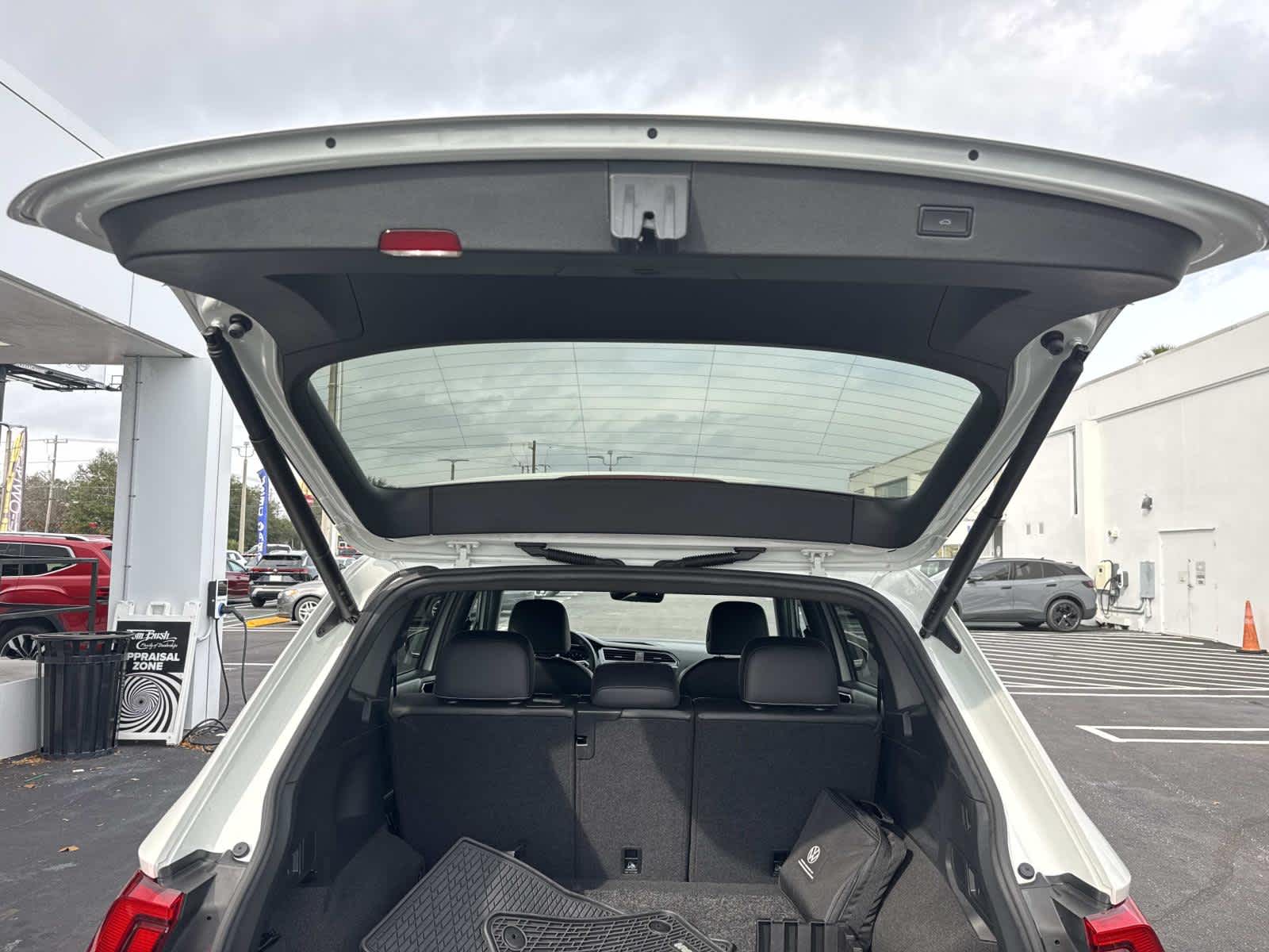 2023 Volkswagen Tiguan SEL R-Line